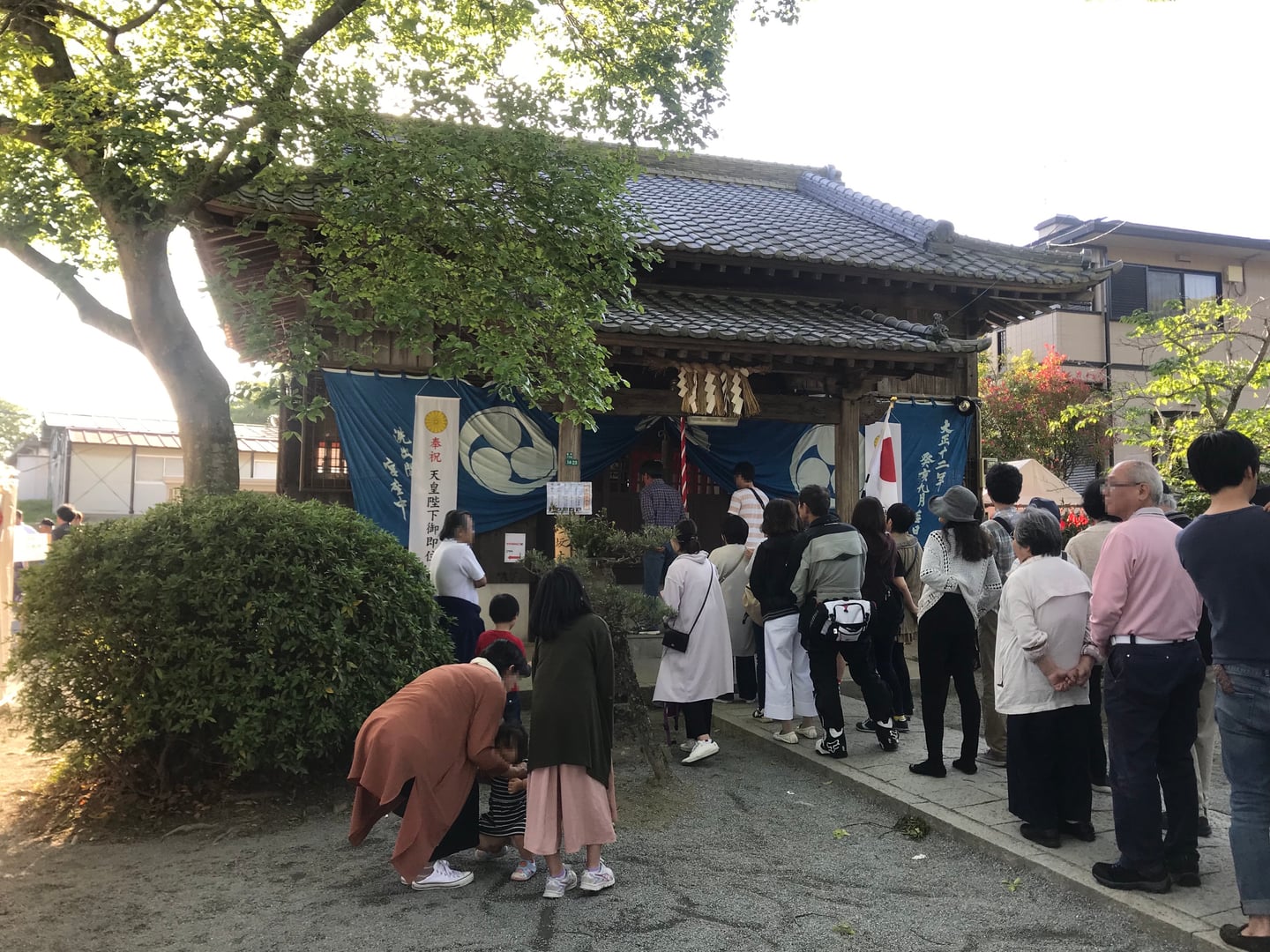 히타 사카모토 하치만구, 전통적인 신사 건물 앞에서 참배를 위해 차례를 기다리는 방문객들의 평화로운 풍경입니다.
