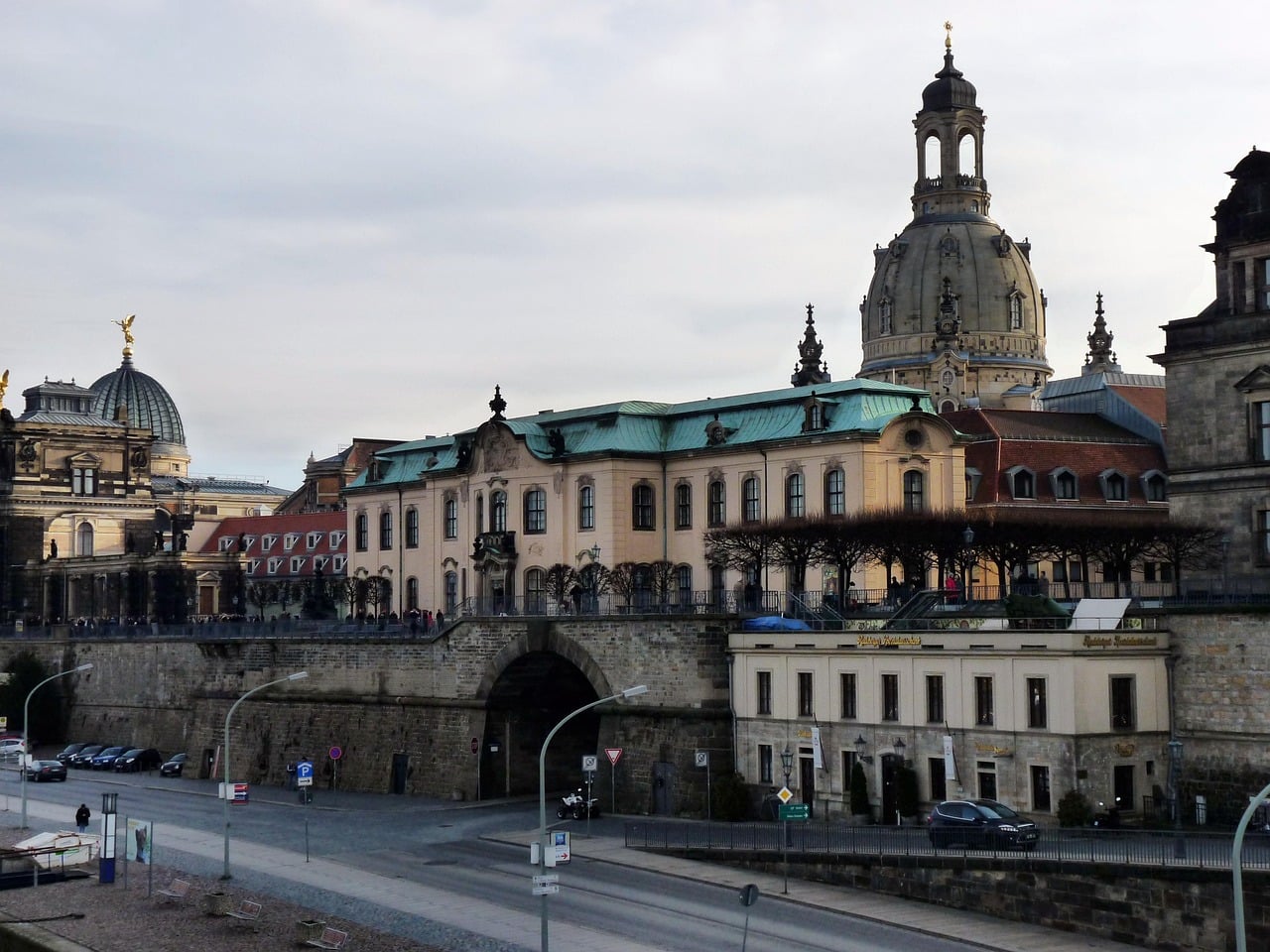 드레스덴 브륄의 테라스, 엘베 강변의 고풍스러운 성벽 위로 성모 교회의 웅장한 돔과 역사적인 건축물들이 펼쳐진 풍경입니다.