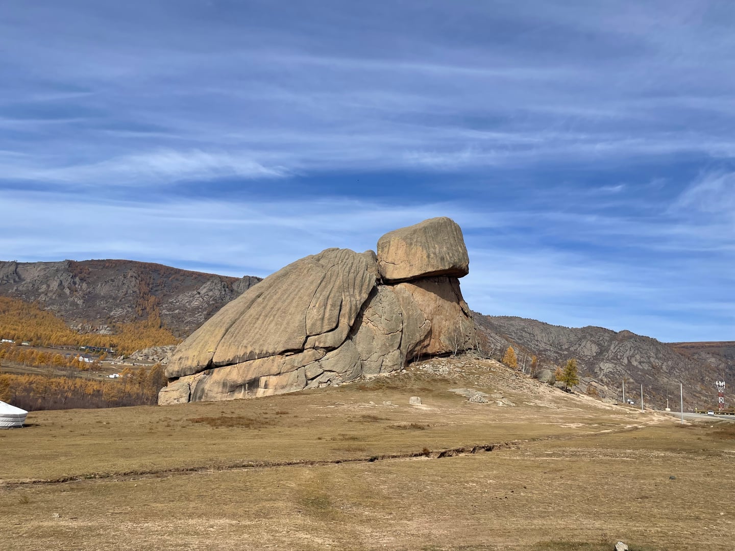 울란바토르 거북 바위, 푸른 하늘 아래 광활한 몽골 초원 위에 우뚝 솟은 거대한 거북 형상의 기암괴석 풍경입니다.