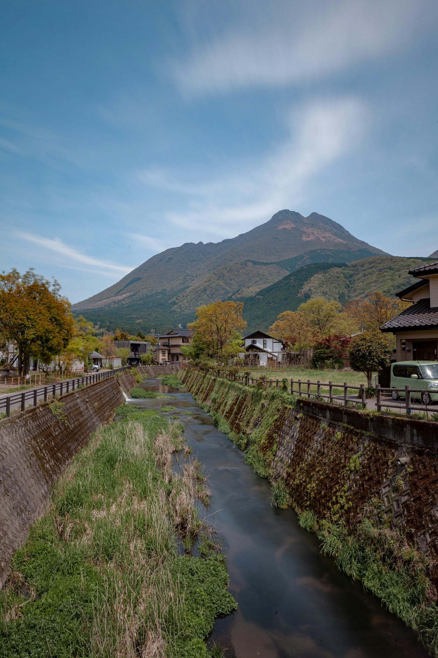 유후인 유후다케, 오이타강 너머로 보이는 웅장한 유후다케의 두 봉우리와 평화로운 마을 풍경