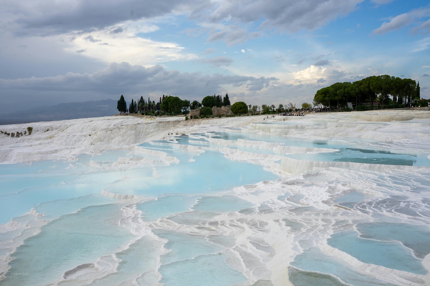 파묵칼레 노천온천, 하얀 석회화 단구 위로 층층이 고인 에메랄드빛 온천수와 광활한 자연 경관이 어우러진 모습입니다.