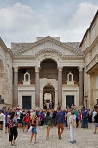 스플리트 디오클레티아누스 궁전, 고대 로마의 웅장한 석조 기둥과 아치형 건축물 아래 광장을 가득 메운 관광객들의 활기찬 모습입니다.