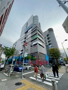 나고야 알펜 나고야, 사카에 나디아 파크 빌딩에 위치한 대형 스포츠 매장 외관과 횡단보도를 건너는 행인들