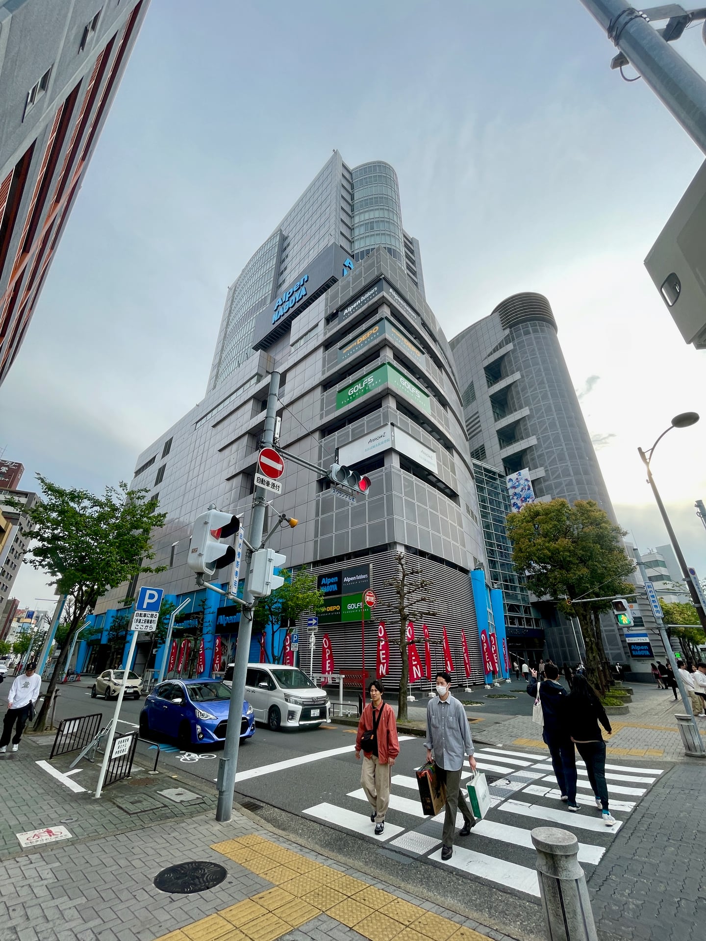 나고야 알펜 나고야, 사카에 나디아 파크 빌딩에 위치한 대형 스포츠 매장 외관과 횡단보도를 건너는 행인들