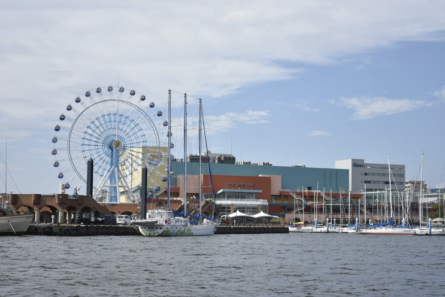 시즈오카 에스펄스 드림플라자, 푸른 대관람차와 요트가 정박한 시미즈항의 평화로운 전경