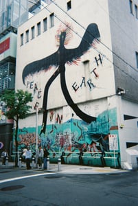 신사이바시, 활기찬 인근 거리