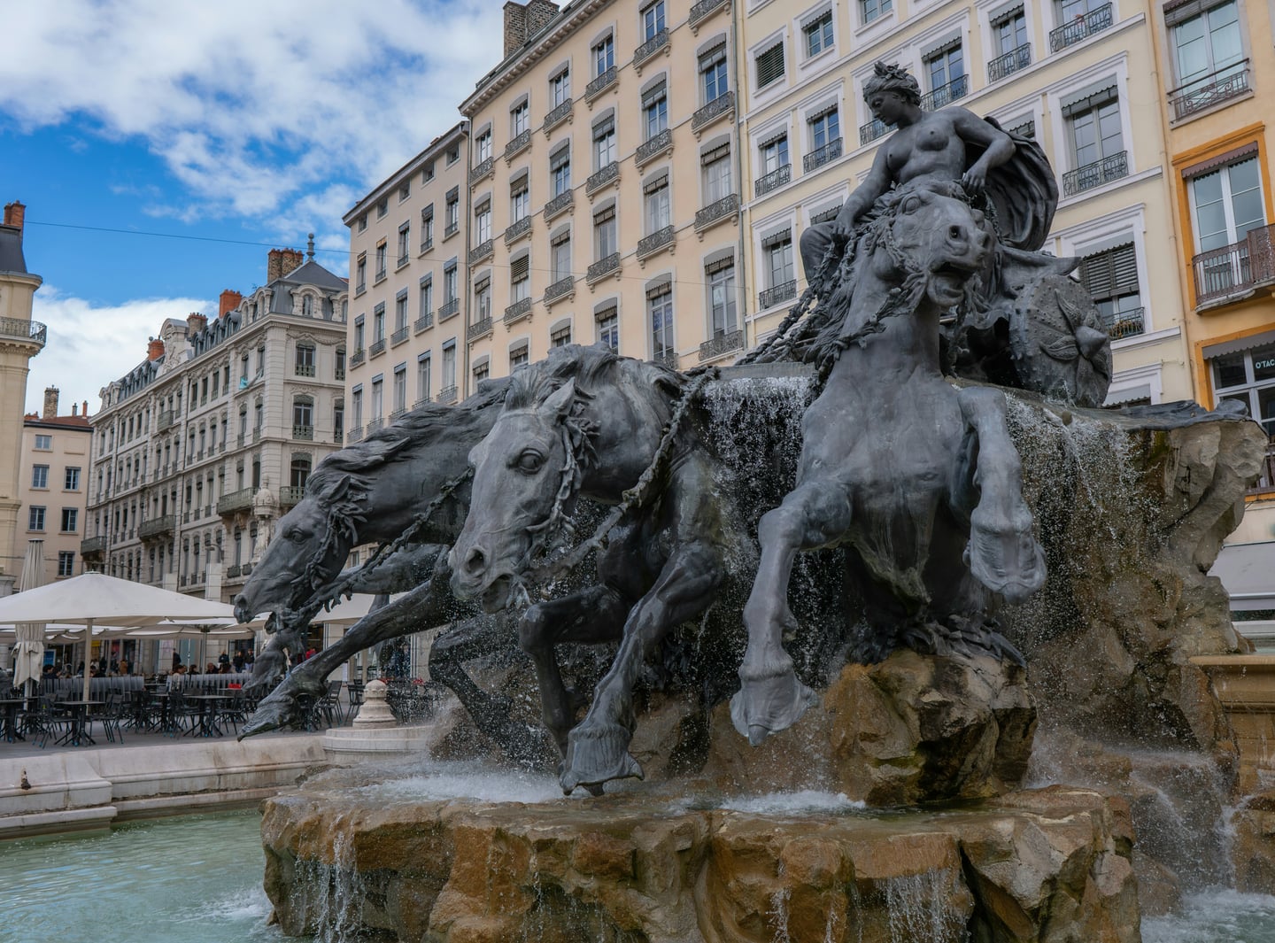 리옹 바르톨디 분수, 테로 광장에서 역동적으로 질주하는 네 마리 말 조각상과 시원하게 쏟아지는 물줄기가 고풍스러운 건물과 조화를 이룹니다.