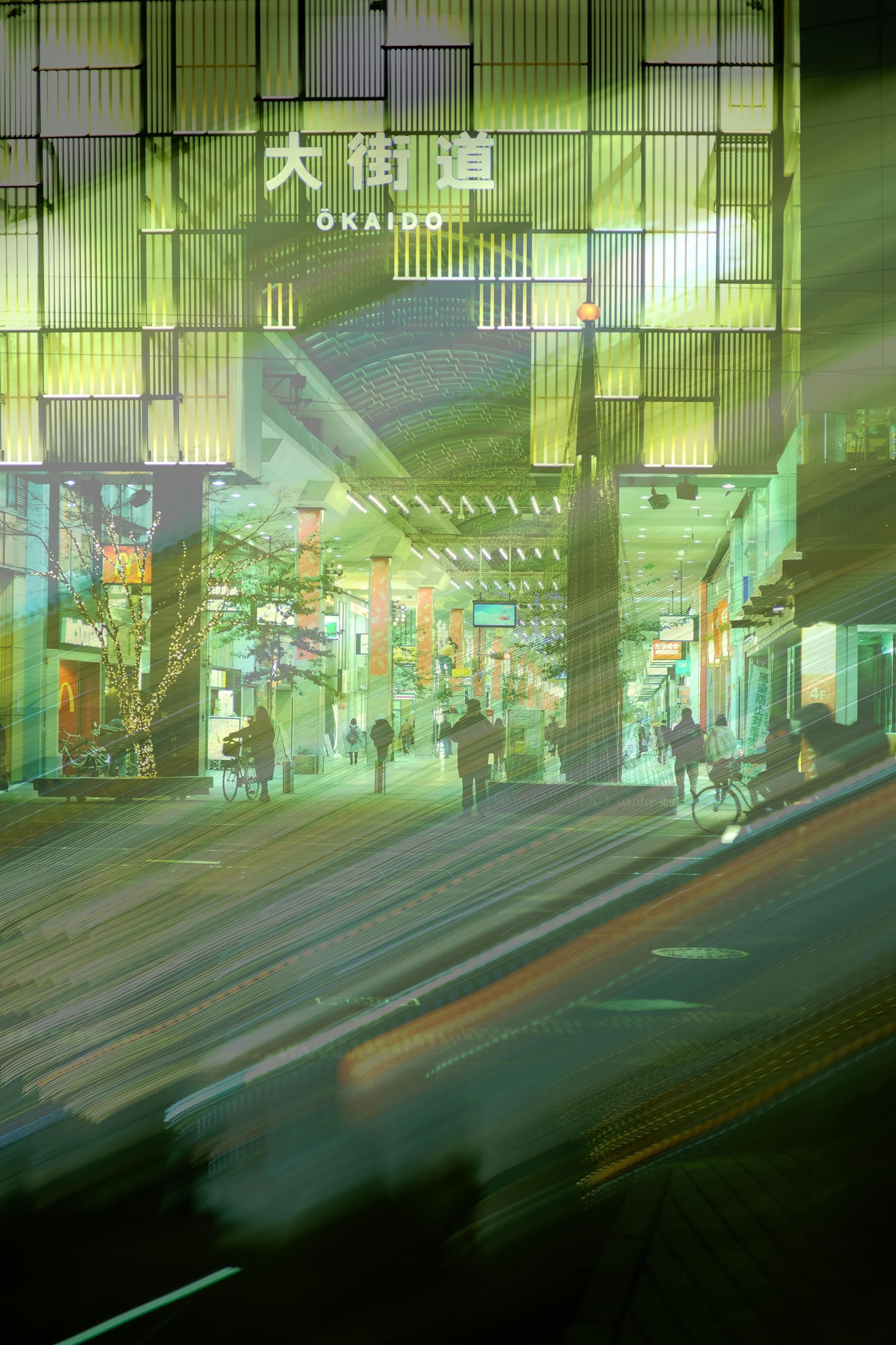 마쓰야마 오카이도 상점가, 화려한 조명 아래 활기찬 아케이드 입구와 보행자들의 역동적인 밤 풍경.