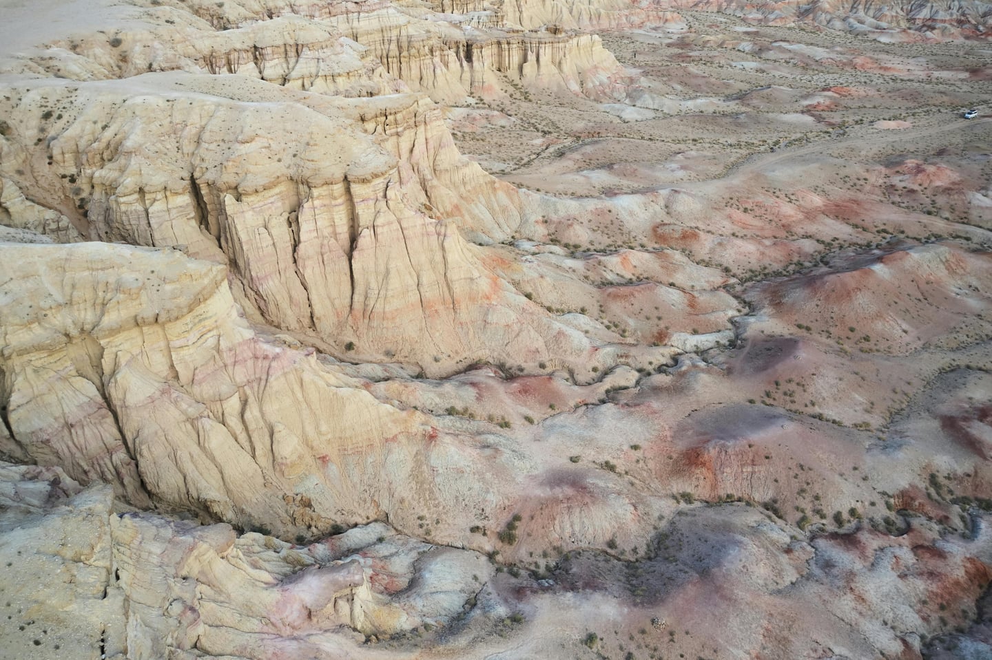 차강소보르가 차강소브라가, 붉은색과 흰색의 지층이 겹겹이 쌓인 웅장한 석회암 절벽과 광활한 몽골 고비 사막의 풍경입니다.