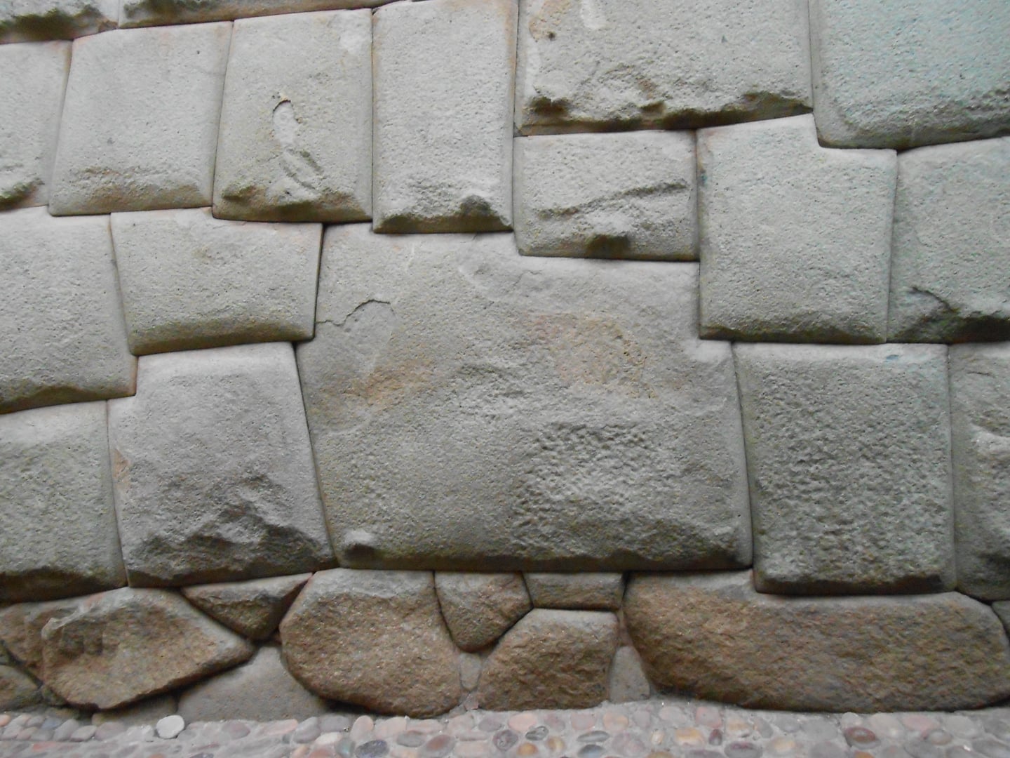 쿠스코 12각의 돌, 잉카 제국의 정교한 석조 기술이 돋보이는 거대한 바위가 주변 돌들과 빈틈없이 맞물려 있는 신비로운 모습입니다.