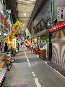 기타큐슈 탄가 시장, 좁은 골목을 따라 일본어 간판과 깃발이 가득한 전통 시장의 정겨운 풍경.