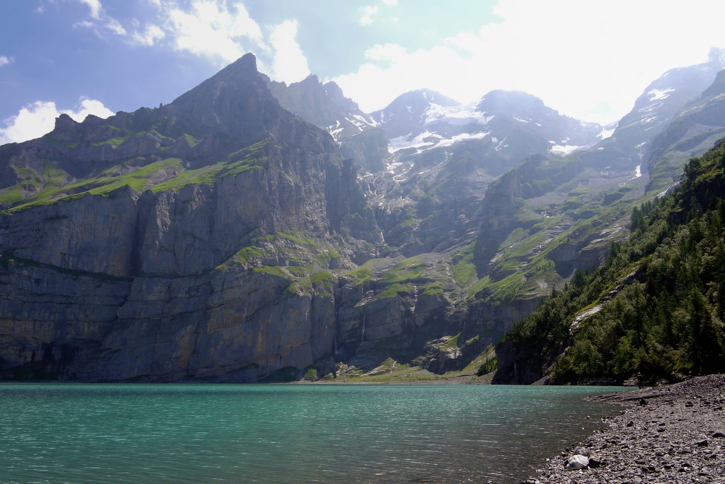 간더스테그(Kandersteg) 외시넨 호수, 거대한 암벽 산맥과 에메랄드빛 호수가 어우러진 스위스 알프스의 웅장하고 평화로운 자연 경관입니다.