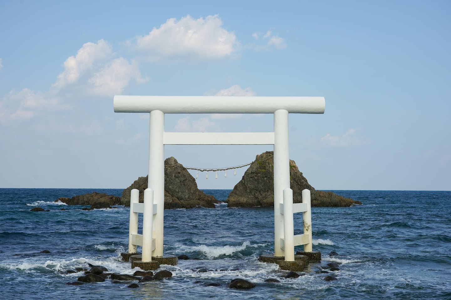 이토시마 사쿠라이 후타미가우라, 푸른 바다 위에 우뚝 선 흰색 도리이와 밧줄로 이어진 두 개의 부부 바위 전경