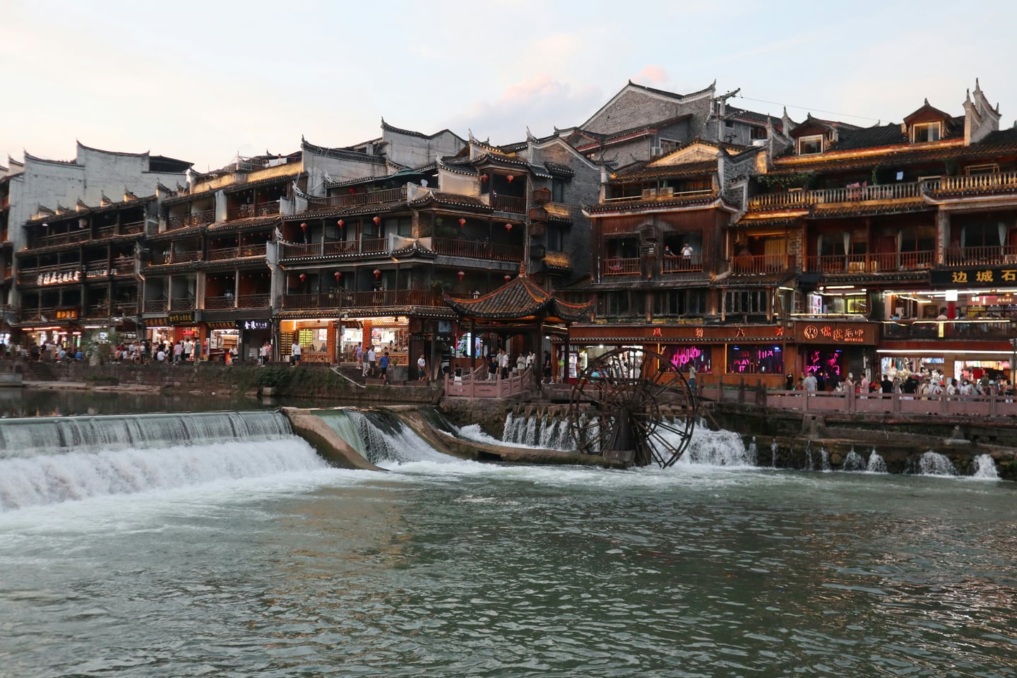 장가계 봉황고성, 타강의 시원한 물줄기와 강변을 따라 층층이 쌓인 고풍스러운 전통 가옥들이 어우러진 이국적인 야경입니다.