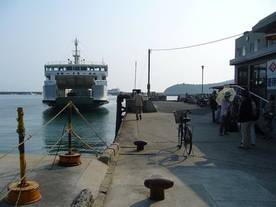 나오시마 나오시마 페리, 미야노우라 항구 선착장으로 들어오는 페리와 대기하는 승객들의 평화로운 풍경
