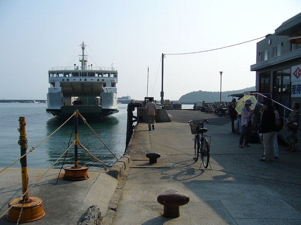 나오시마 나오시마 페리, 미야노우라 항구 선착장으로 들어오는 페리와 대기하는 승객들의 평화로운 풍경