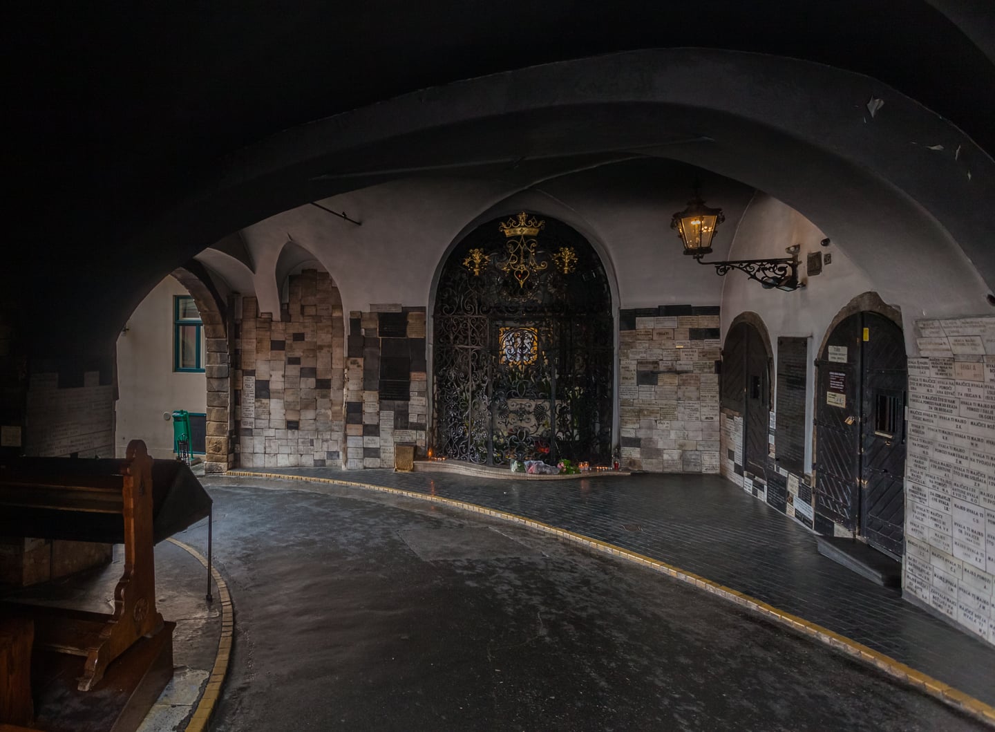 자그레브 돌의 문, 아치형 통로 내부의 성스러운 제단과 벽면을 가득 채운 감사 석판들이 자아내는 경건한 분위기.