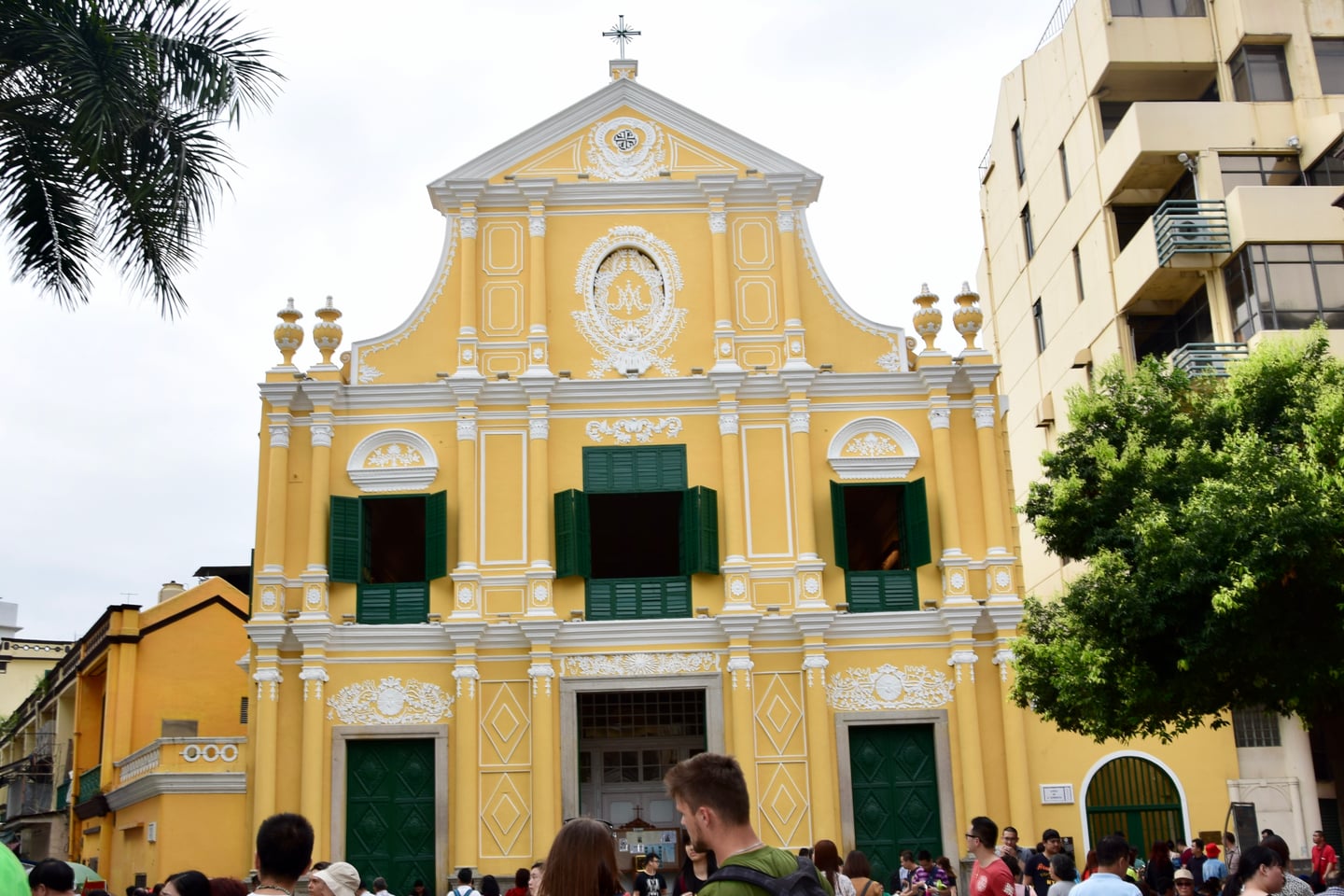 마카오 성 도미니크 성당, 화사한 노란색 외벽과 초록색 창문이 조화를 이루는 바로크 양식의 성당 정면 풍경입니다.