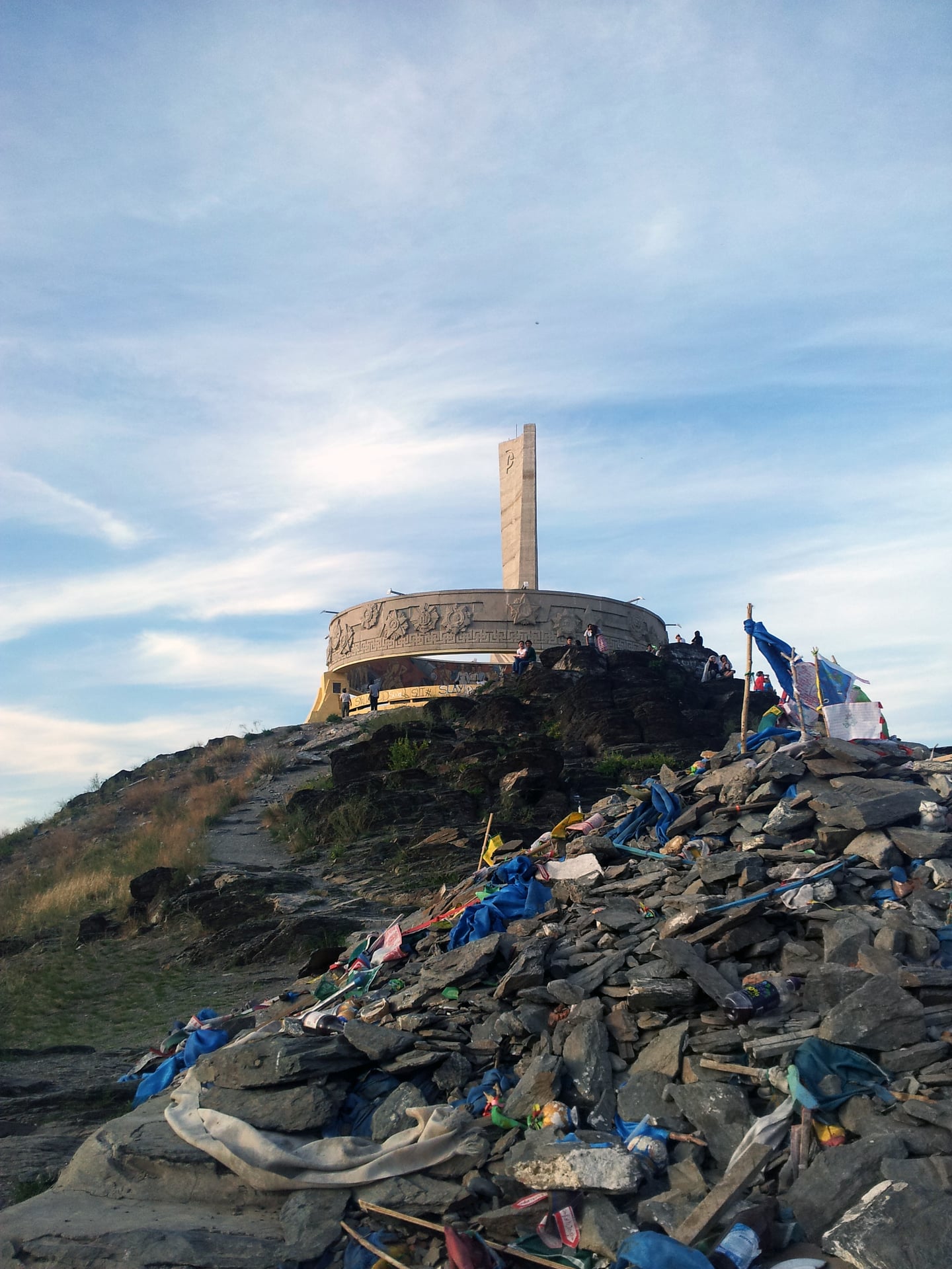 울란바토르 자이승 승전탑, 푸른 하늘 아래 언덕 위 원형 기념비와 몽골 전통 어워가 어우러진 풍경입니다.