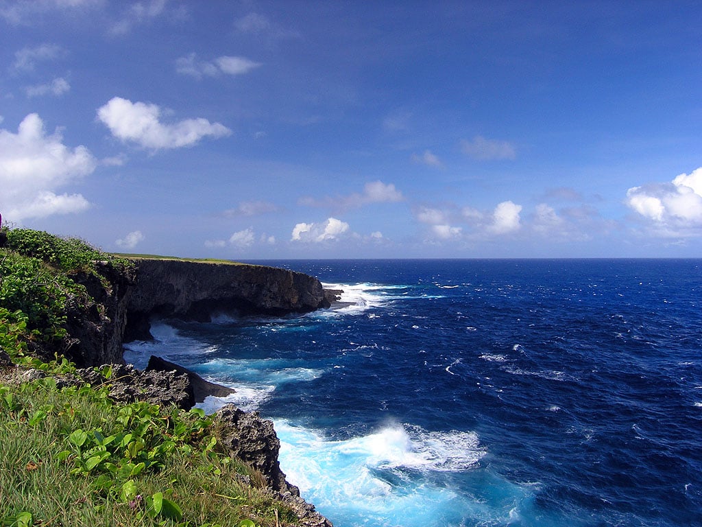 사이판 만세절벽, 짙푸른 태평양 바다와 깎아지른 듯한 해안 절벽 위로 펼쳐진 맑고 푸른 하늘과 하얀 파도의 장관.