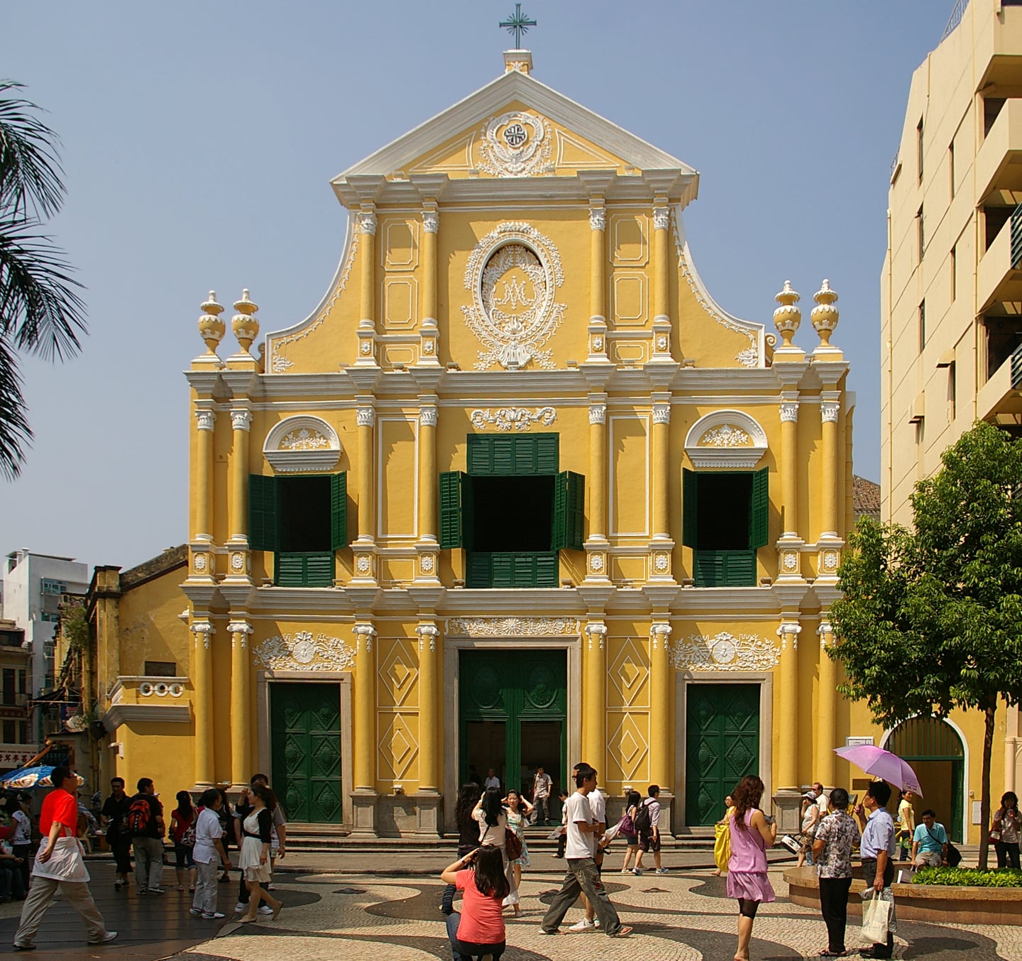 마카오 성 도미니크 성당, 화려한 노란색 외벽과 초록색 문이 조화를 이루는 바로크 양식의 성당 정면과 광장을 가득 메운 관광객들의 모습입니다.