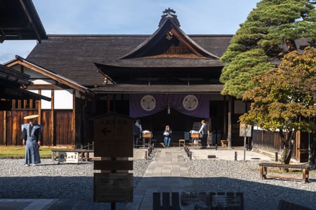 다카야마 옛거리, 밤의 정취가 느껴지는 전통 목조 가옥들과 고즈넉한 골목길 풍경.