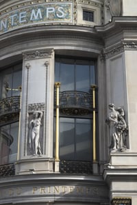 파리 쁘렝땅 백화점, 화려한 아르누보 양식의 조각상과 금빛 장식이 어우러진 고전적인 외관의 디테일한 모습입니다.