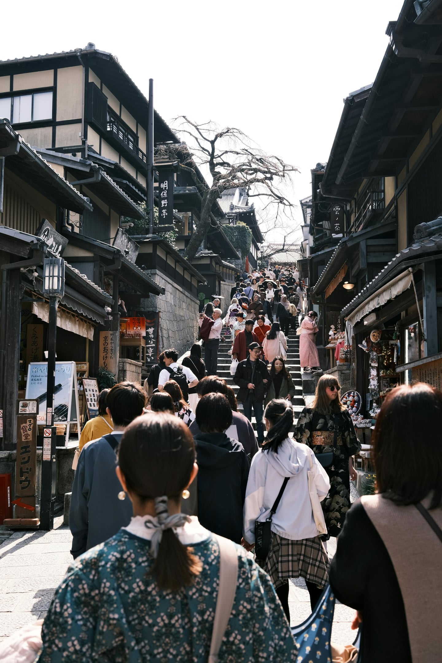 교토 산넨자카, 전통 가옥 사이로 이어지는 가파른 돌계단을 가득 메운 관광객들과 고풍스러운 거리 풍경.