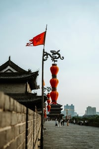 시안 성벽, 고풍스러운 성벽 아래 펼쳐진 현대적인 골목 풍경