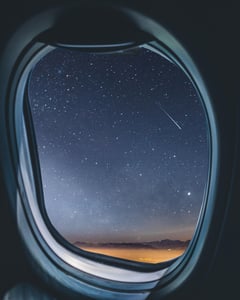 화려한 네온사인과 거대한 게 모형이 눈길을 사로잡는 일본 오사카 도톤보리 상점가의 활기찬 밤거리 풍경입니다.