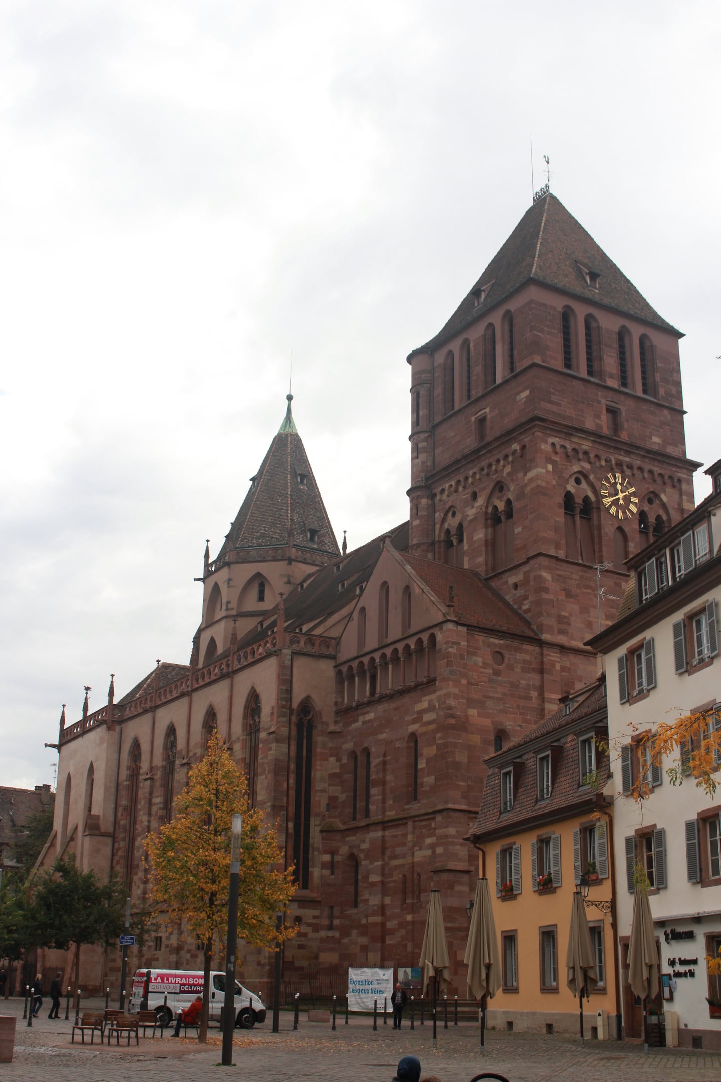 스트라스부르 성 토마스 교회, 붉은 사암으로 지어진 고딕 양식의 웅장한 외관과 시계탑이 돋보이는 역사적인 건축물입니다.