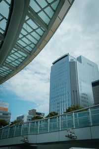 나고야 나고야 성, 푸른 하늘 아래 금색 샤치호코가 빛나는 웅장한 천수각의 모습