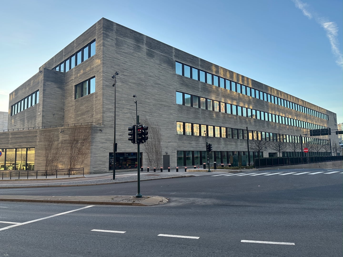 오슬로 국립 미술관, 맑은 하늘 아래 현대적인 회색 석재 외관과 정갈한 창문들이 돋보이는 웅장한 건물 전경입니다.