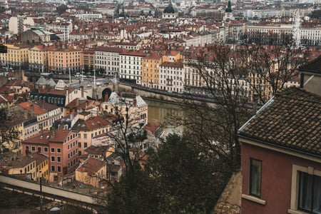리옹 리옹 구시가지, 손 강을 따라 펼쳐진 붉은 지붕의 고풍스러운 건물들과 도시의 전경이 한눈에 들어오는 풍경입니다.