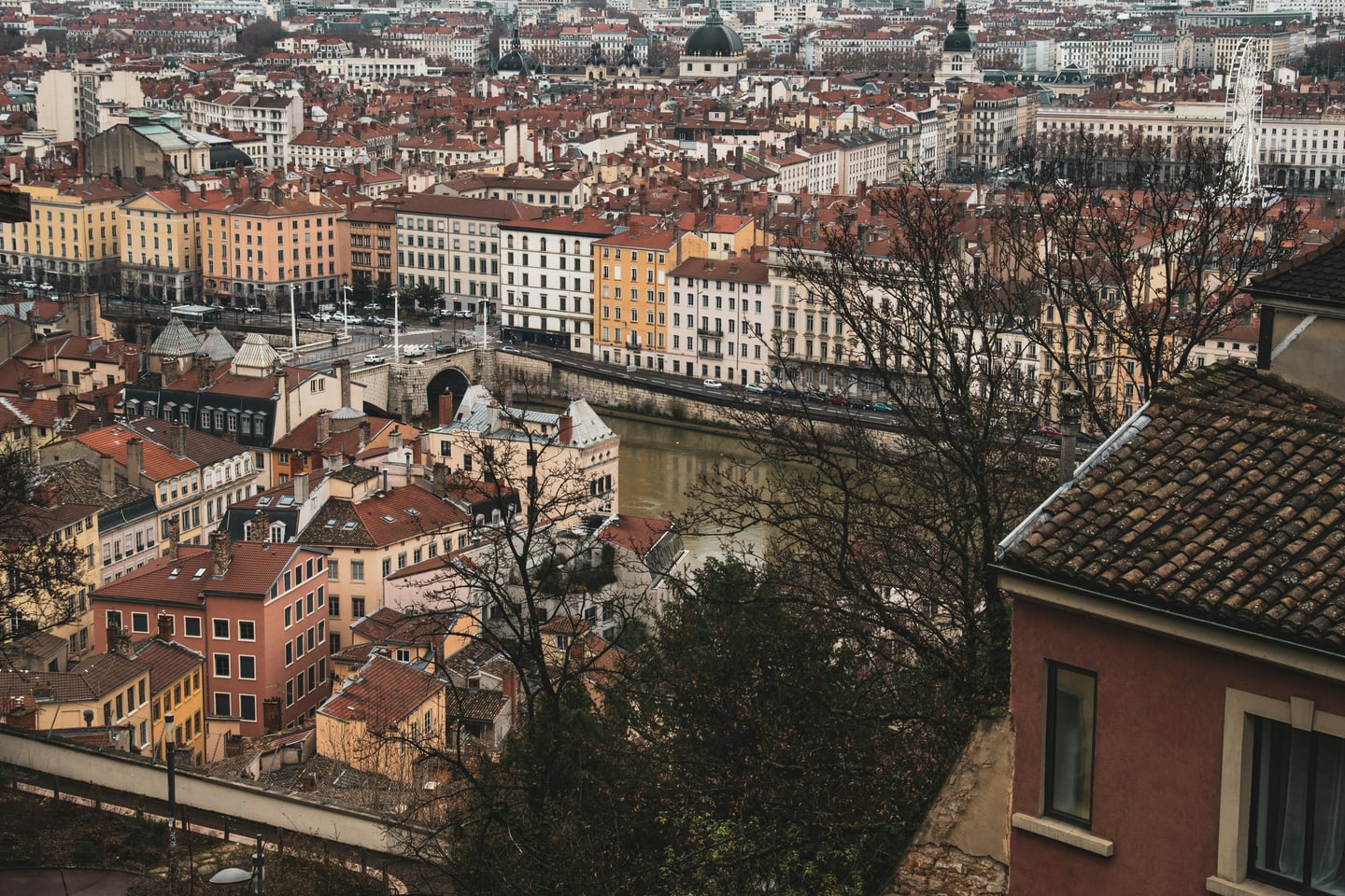 리옹 리옹 구시가지, 손 강을 따라 펼쳐진 붉은 지붕의 고풍스러운 건물들과 도시의 전경이 한눈에 들어오는 풍경입니다.