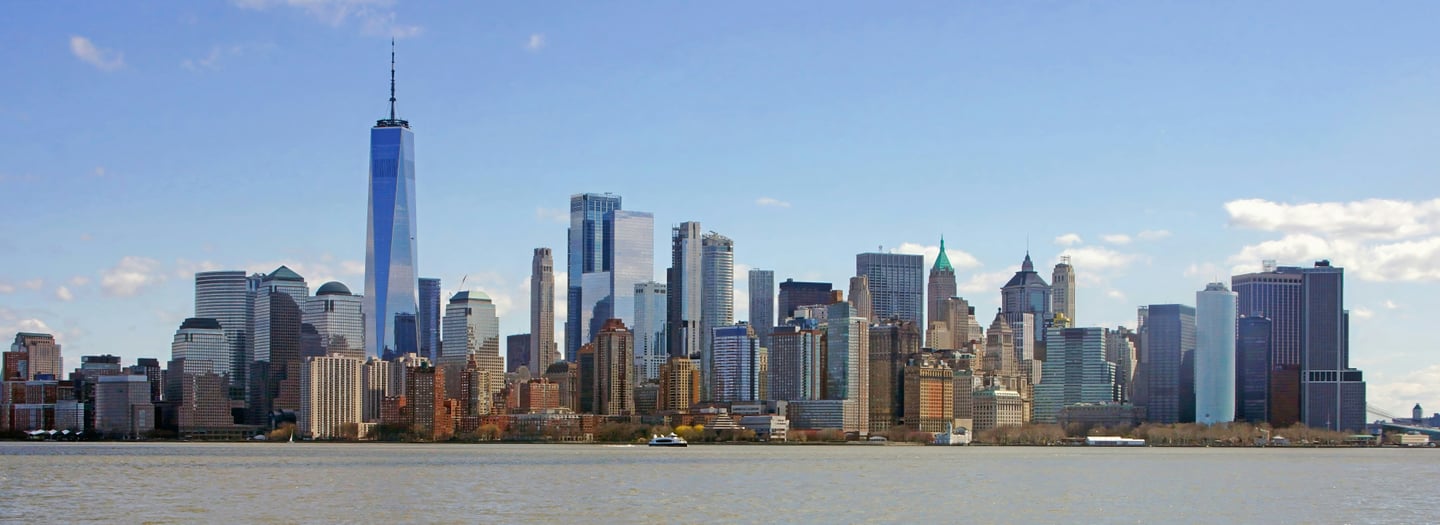 뉴욕 맨해튼 다운타운, 원 월드 트레이드 센터를 중심으로 허드슨 강변에 펼쳐진 웅장한 마천루 스카이라인 전경입니다.