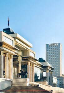 울란바토르 수흐바타르 광장, 정부 궁전의 거대한 기둥과 기마 동상이 어우러진 웅장한 건축미가 돋보이는 풍경입니다.