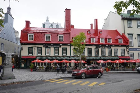 다름 광장, 고풍스러운 건축물 앞 풍경