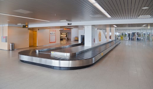 범용 수하물 컨베이어 벨트, 공항 입국장의 넓고 쾌적한 공간에 설치된 현대적인 수하물 수취 시스템의 전경입니다.