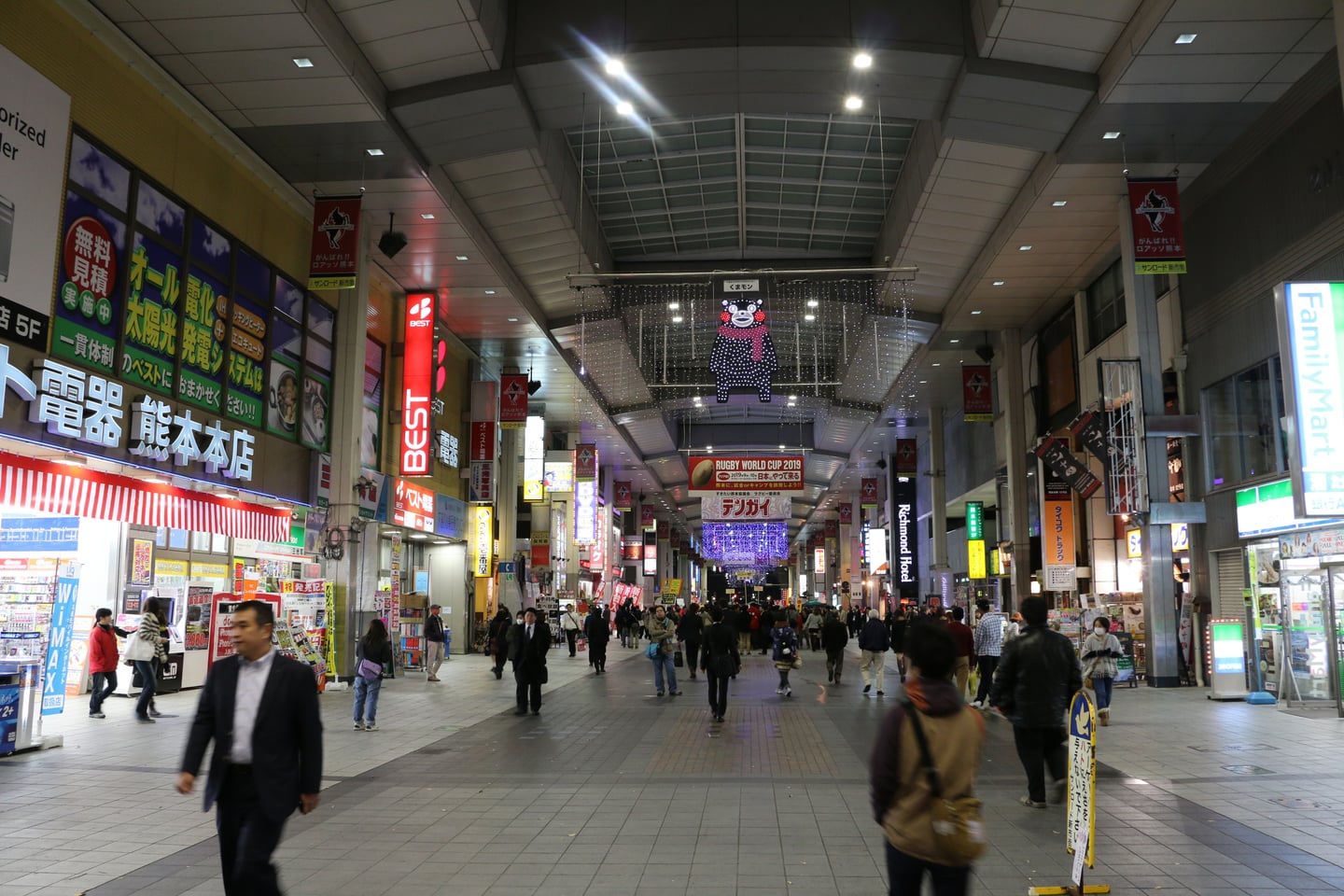 구마모토 시모토리, 쿠마몬 장식이 매달린 활기찬 아케이드 상점가의 밤 풍경