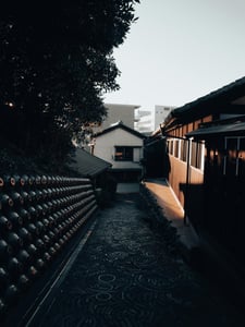 도코나메 도자기 마을, 도자기 파이프 벽과 독특한 문양의 바닥이 어우러진 고즈넉한 골목길 풍경.