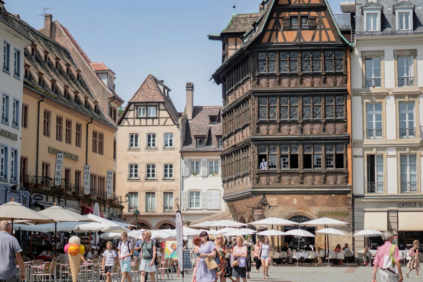 스트라스부르 스트라스부르 시내, 정교한 목조 조각이 아름다운 메종 카메르젤 건물과 활기찬 광장의 야외 테라스 풍경이 조화를 이룹니다.