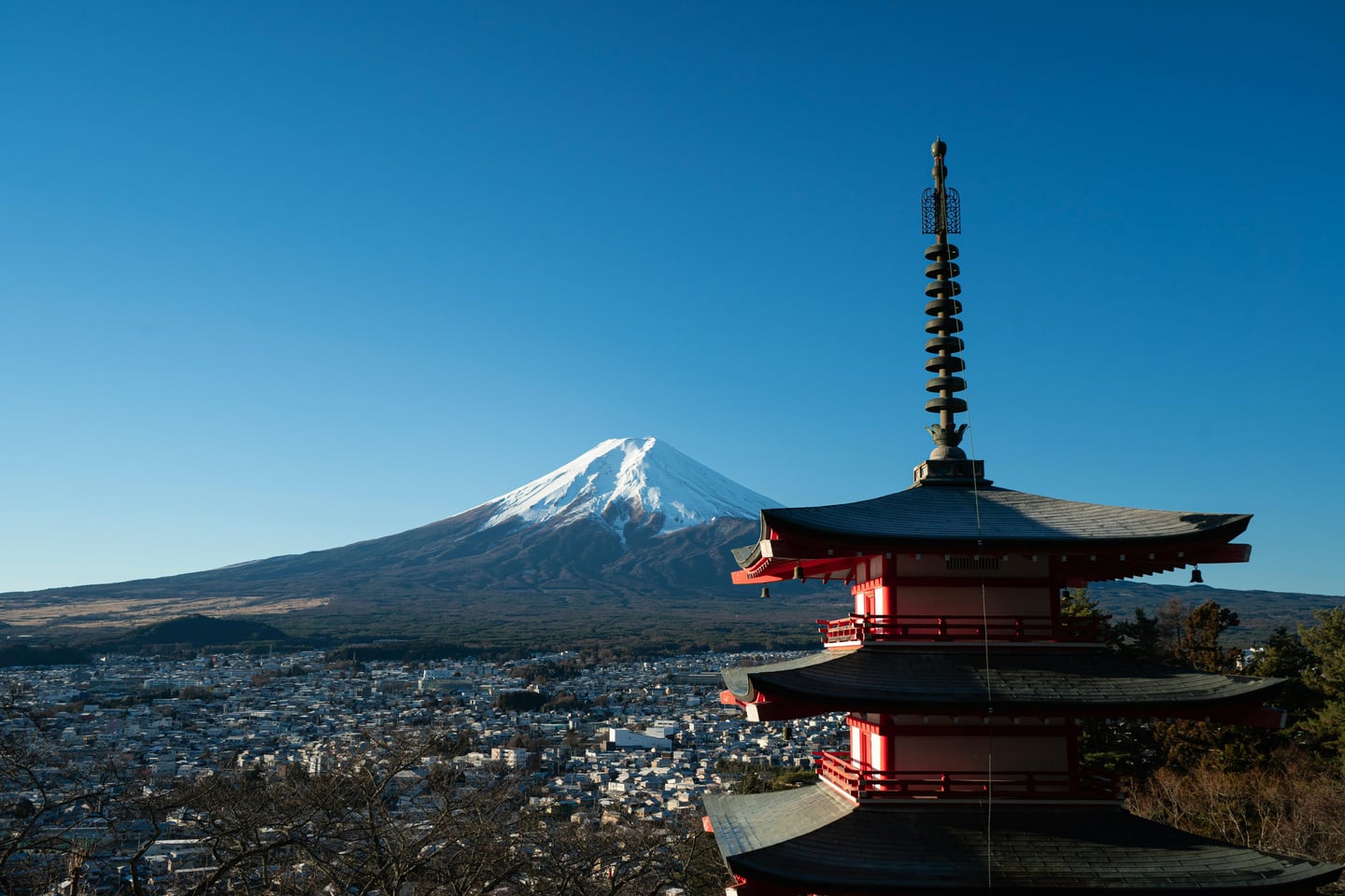 야마나시 아라쿠라야마 센겐 공원, 맑고 푸른 하늘 아래 웅장한 후지산과 붉은색 추령탑이 어우러진 일본의 상징적인 풍경입니다.