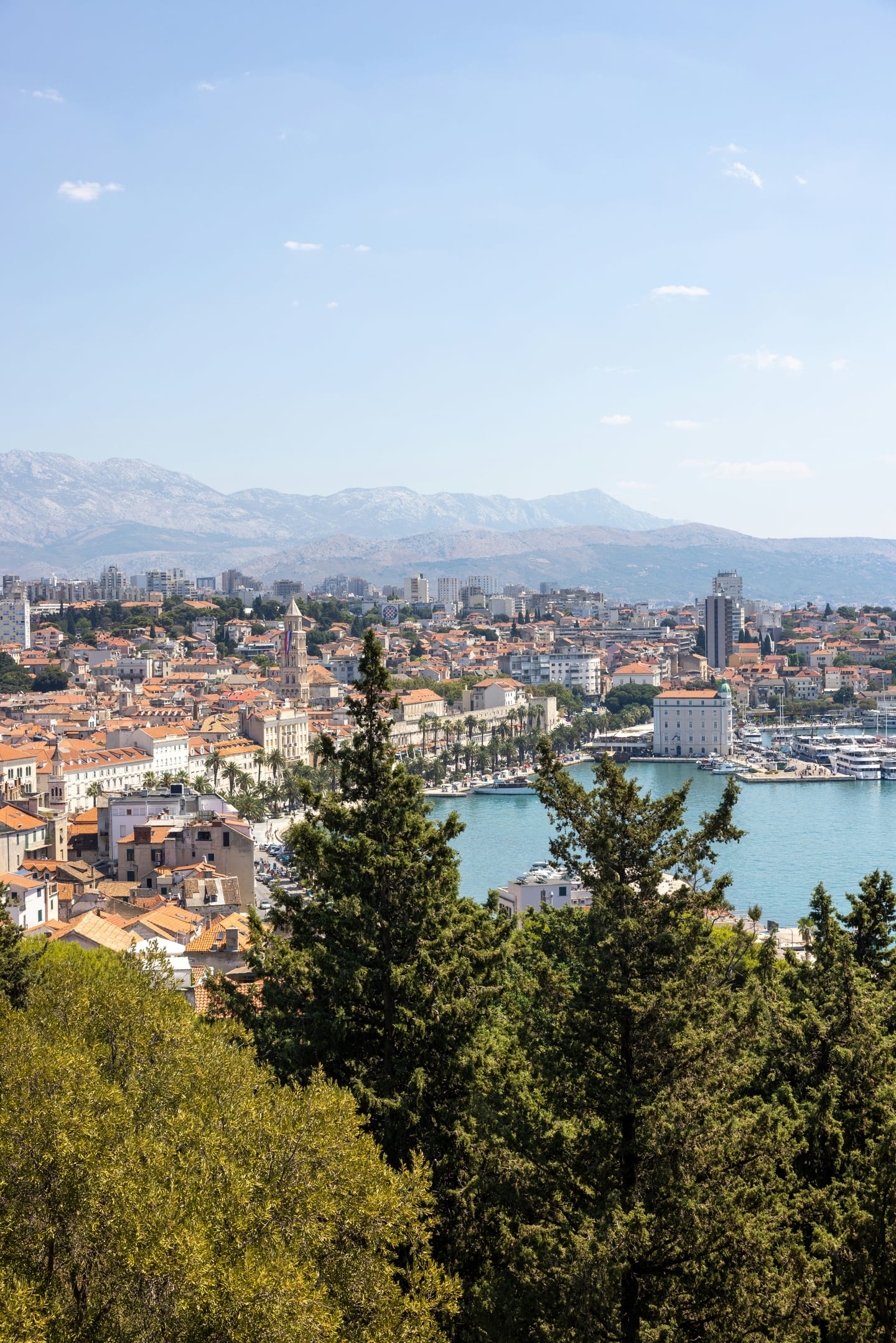 스플리트 마르얀 전망대, 푸른 바다와 주황색 지붕의 구시가지가 한눈에 들어오는 탁 트인 파노라마 전경입니다.