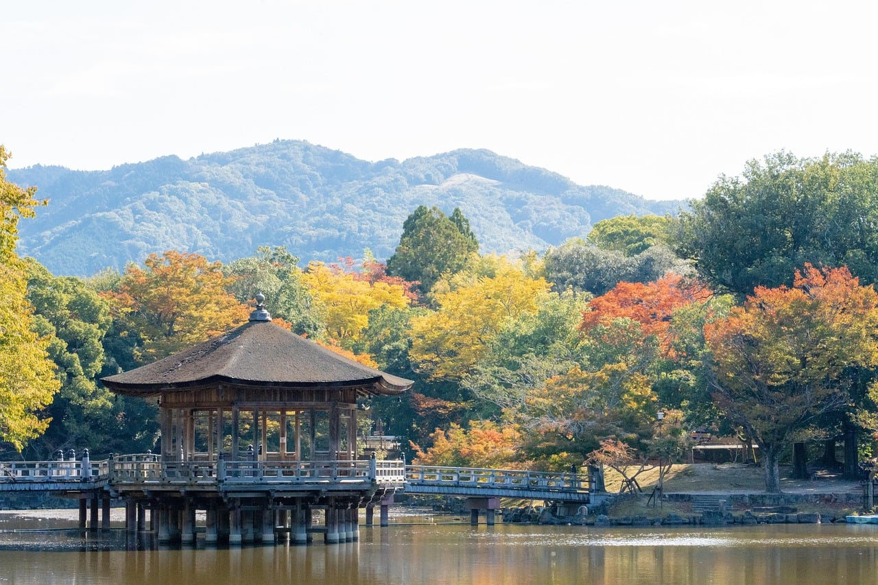 오쓰 우키미도, 호수 위에 세워진 고풍스러운 정자와 알록달록한 가을 단풍이 어우러져 고요하고 서정적인 분위기를 자아내는 풍경입니다.