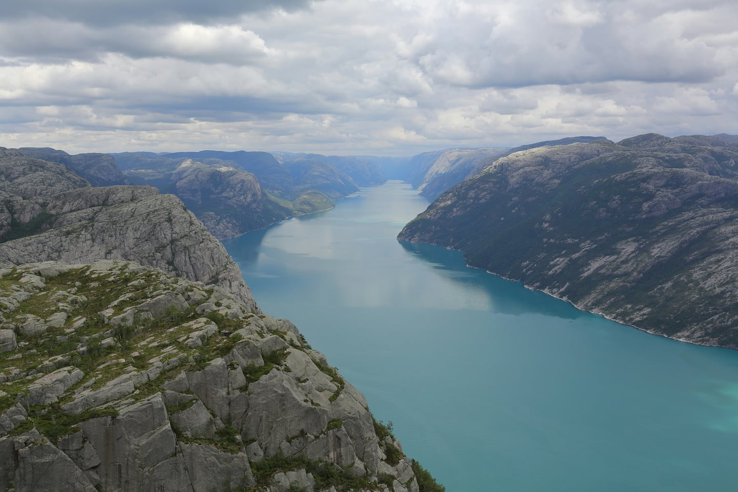 스타방에르 쉐세 피오르드, 거대한 암벽 사이로 굽이치는 에메랄드빛 바다와 웅장한 산맥이 어우러진 노르웨이의 압도적인 대자연 풍경입니다.