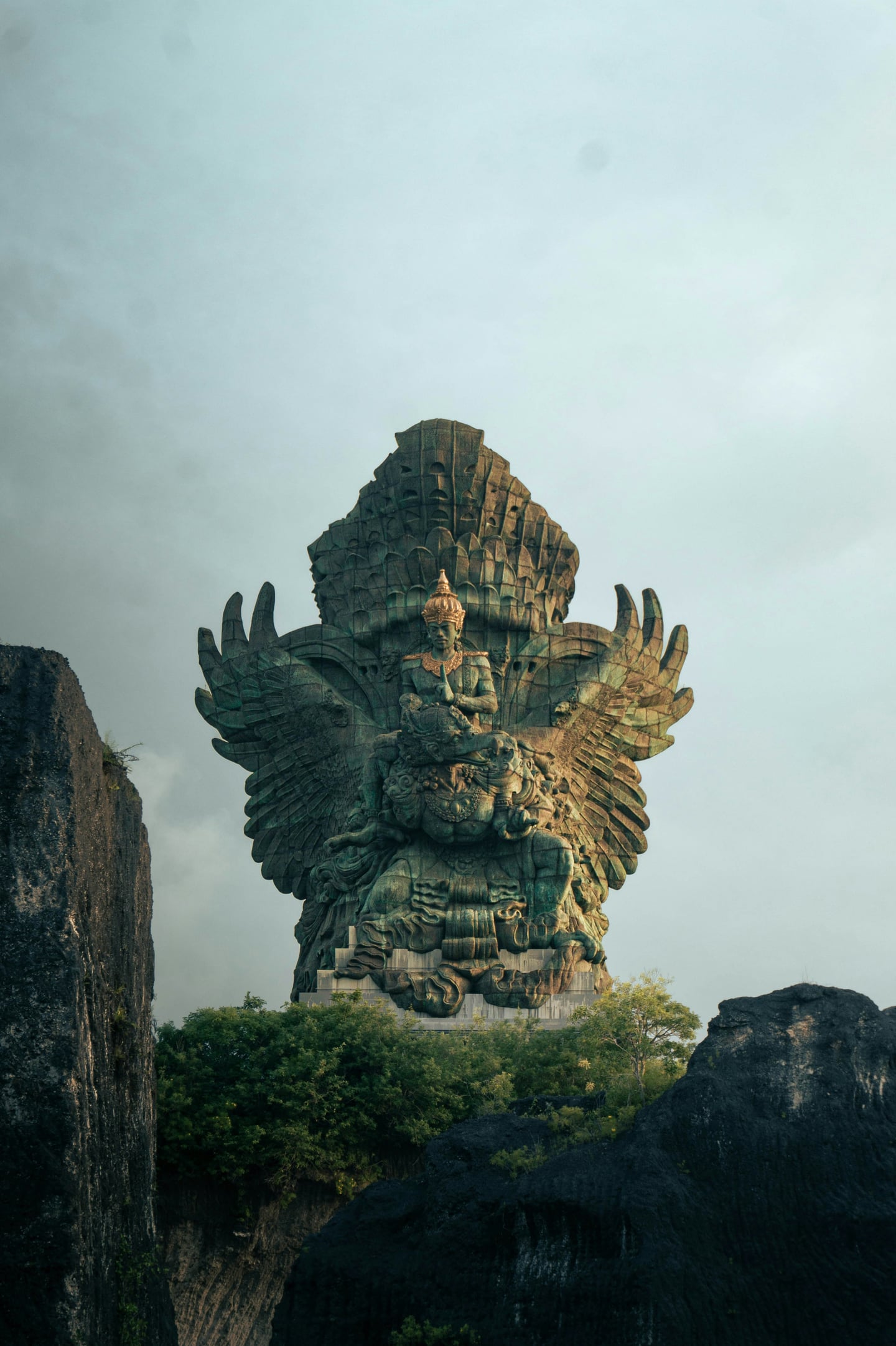 발리 가루다 위시누 켄카나, 거대한 암벽 사이로 웅장하게 솟아오른 비슈누 신과 가루다의 청동 조각상이 압도적인 분위기를 자아냅니다.