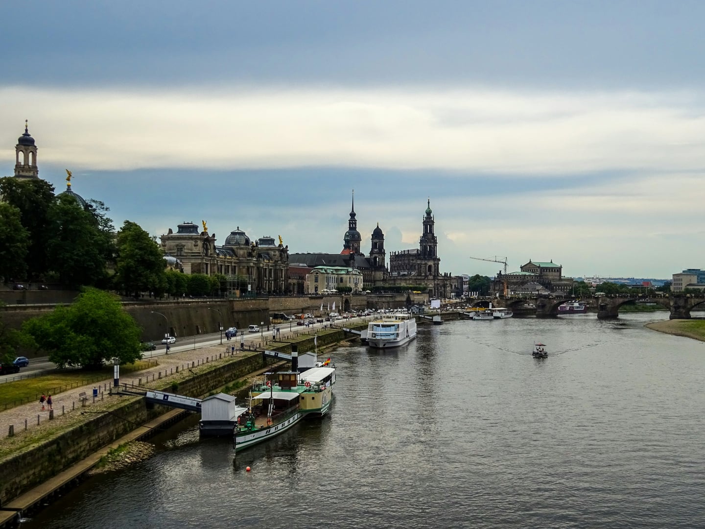 프라하 드레스덴, 엘베 강을 따라 펼쳐진 고풍스러운 드레스덴 구시가지의 건축물과 강변에 정박한 유람선 풍경입니다.