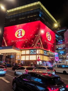 파빌리온 쿠알라룸푸르, 화려한 조명과 인파