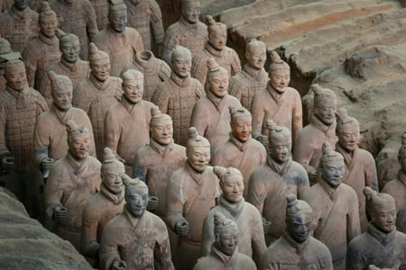 시안 병마용, 정교한 표정과 갑옷을 갖춘 수많은 테라코타 전사들이 갱도 안에 질서 정연하게 늘어선 웅장한 모습입니다.
